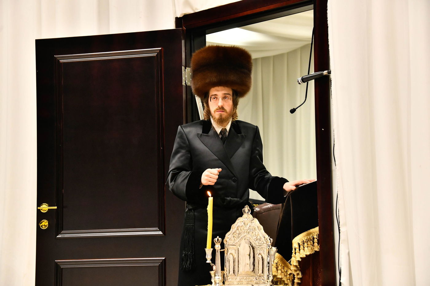 האדמו"ר מסאדיגורה בהדלקת נרות חנוכה 