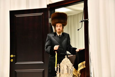 האדמו"ר מסאדיגורה בהדלקת נרות חנוכה 