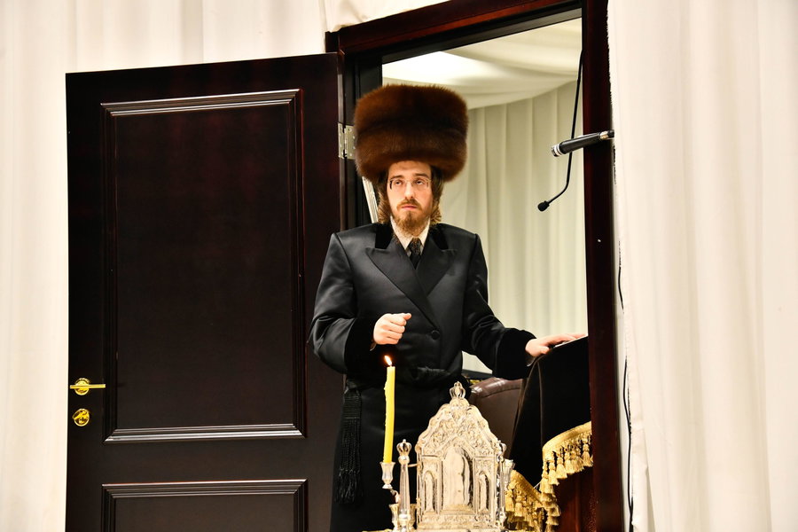האדמו"ר מסאדיגורה בהדלקת נרות חנוכה