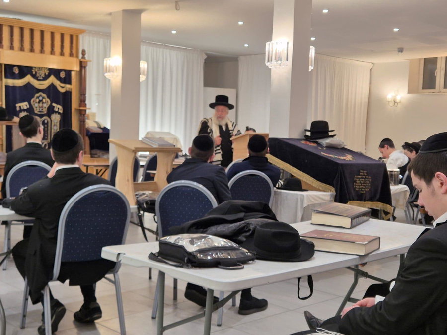 הגאון רבי אשר וייס בביקור בלונדון