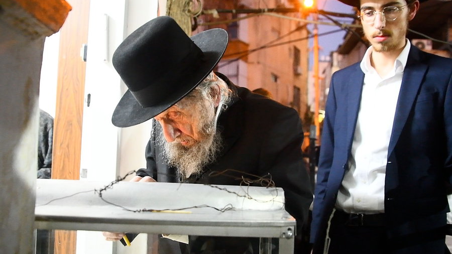הגאון רבי דב לנדו בהדלקת נר חנוכה