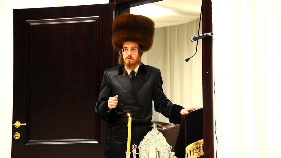 האדמו"ר מסאדיגורה בהדלקת נרות חנוכה 