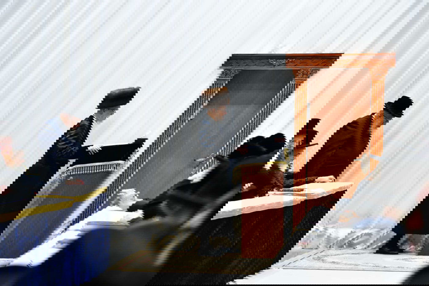 האדמו"ר מסערט ויז'ניץ בהדלקת נרות חנוכה 