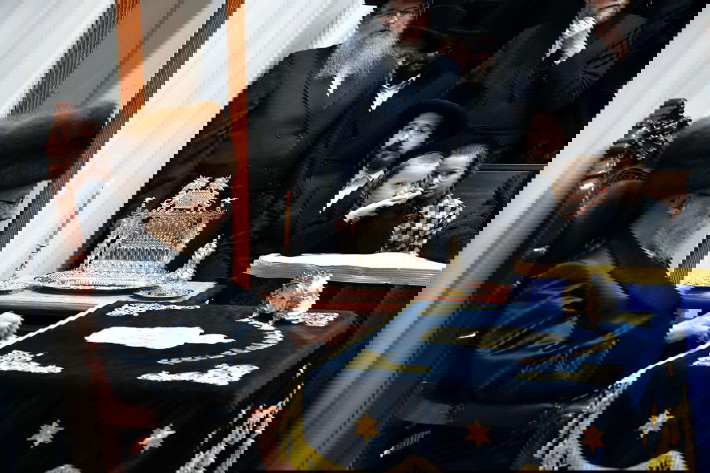 האדמו"ר מסערט ויז'ניץ בהדלקת נרות חנוכה 