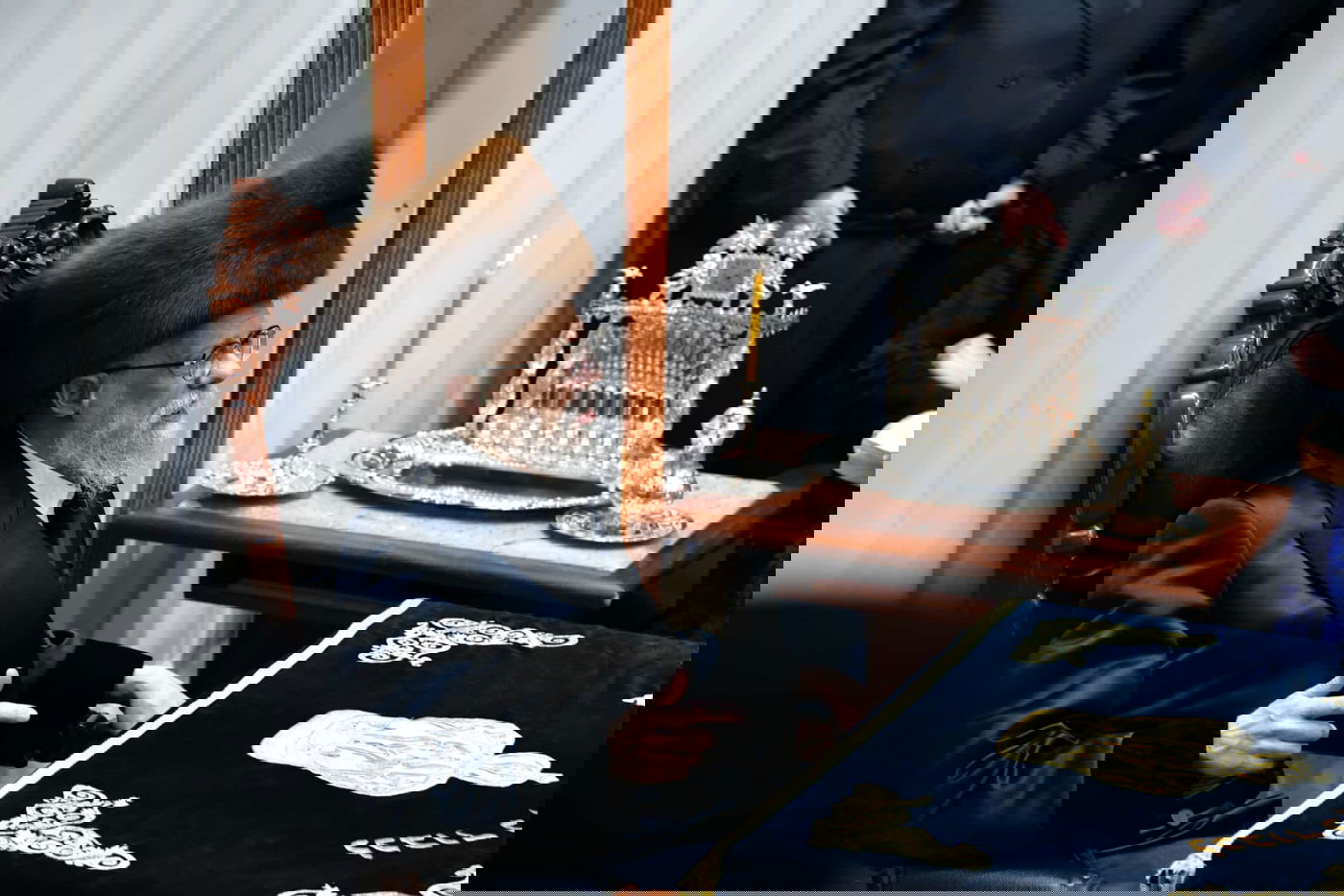 האדמו"ר מסערט ויז'ניץ בהדלקת נרות חנוכה 