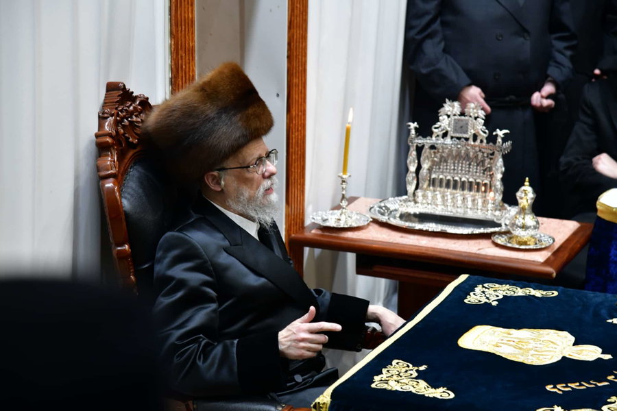 האדמו"ר מסערט ויז'ניץ בהדלקת נרות חנוכה