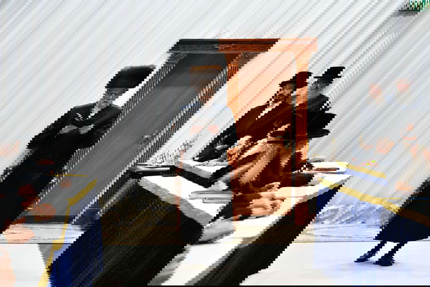 האדמו"ר מסערט ויז'ניץ בהדלקת נרות חנוכה 