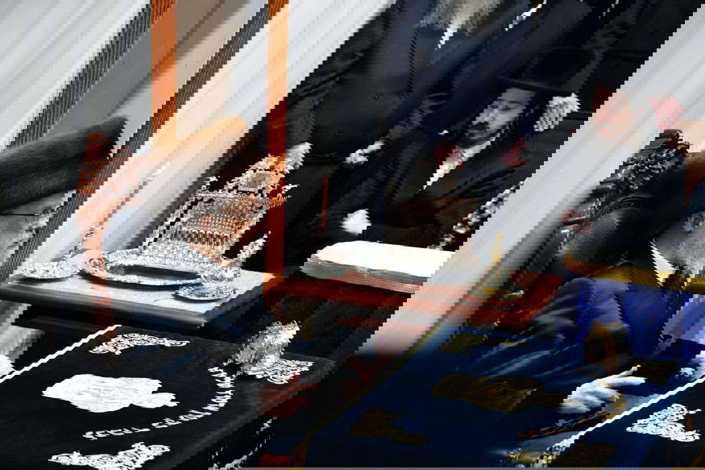 האדמו"ר מסערט ויז'ניץ בהדלקת נרות חנוכה 