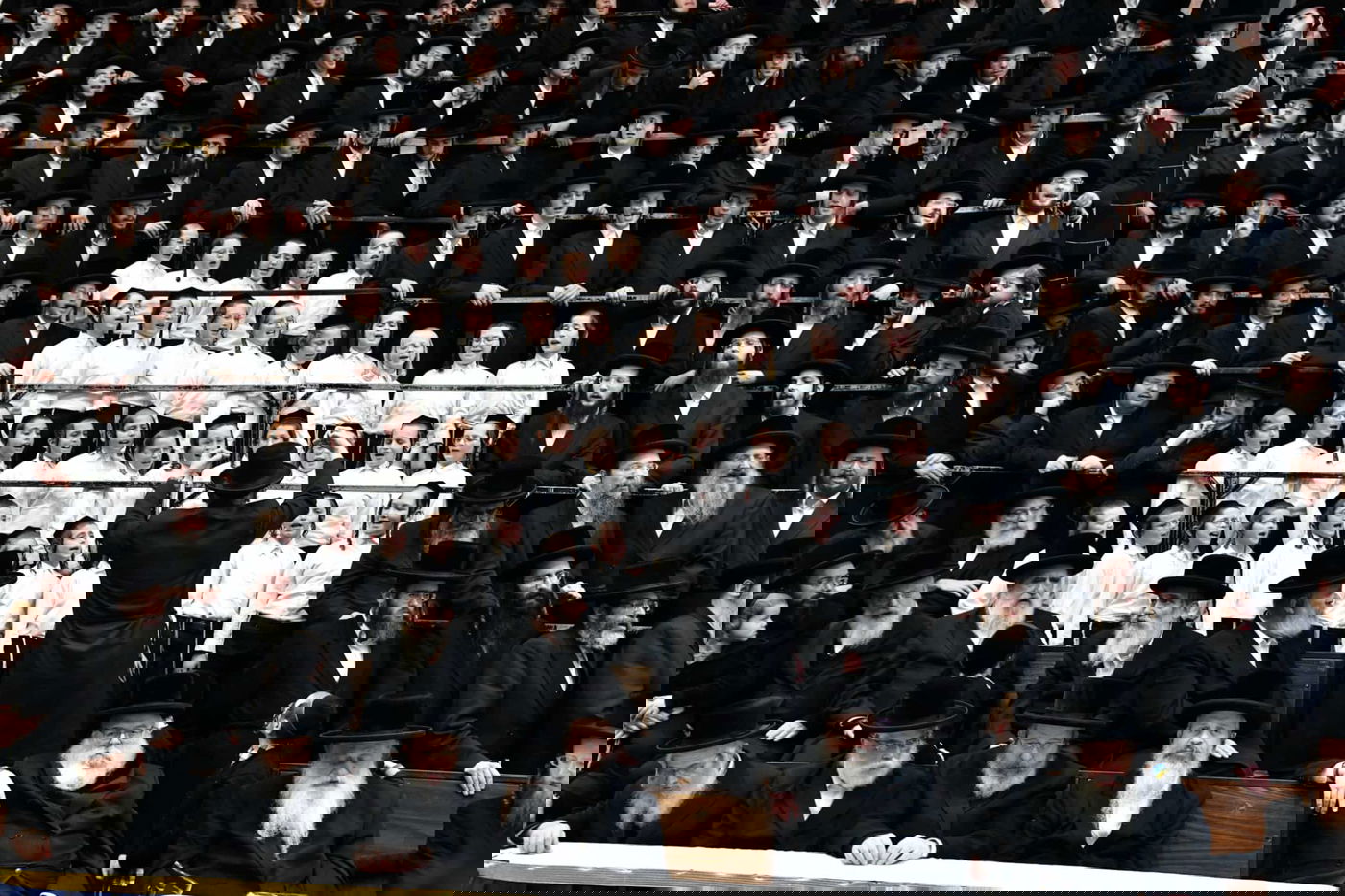 האדמו"ר מסערט ויז'ניץ בהדלקת נרות חנוכה 