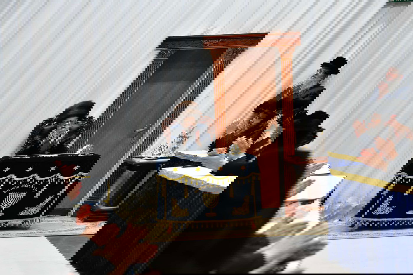 האדמו"ר מסערט ויז'ניץ בהדלקת נרות חנוכה 