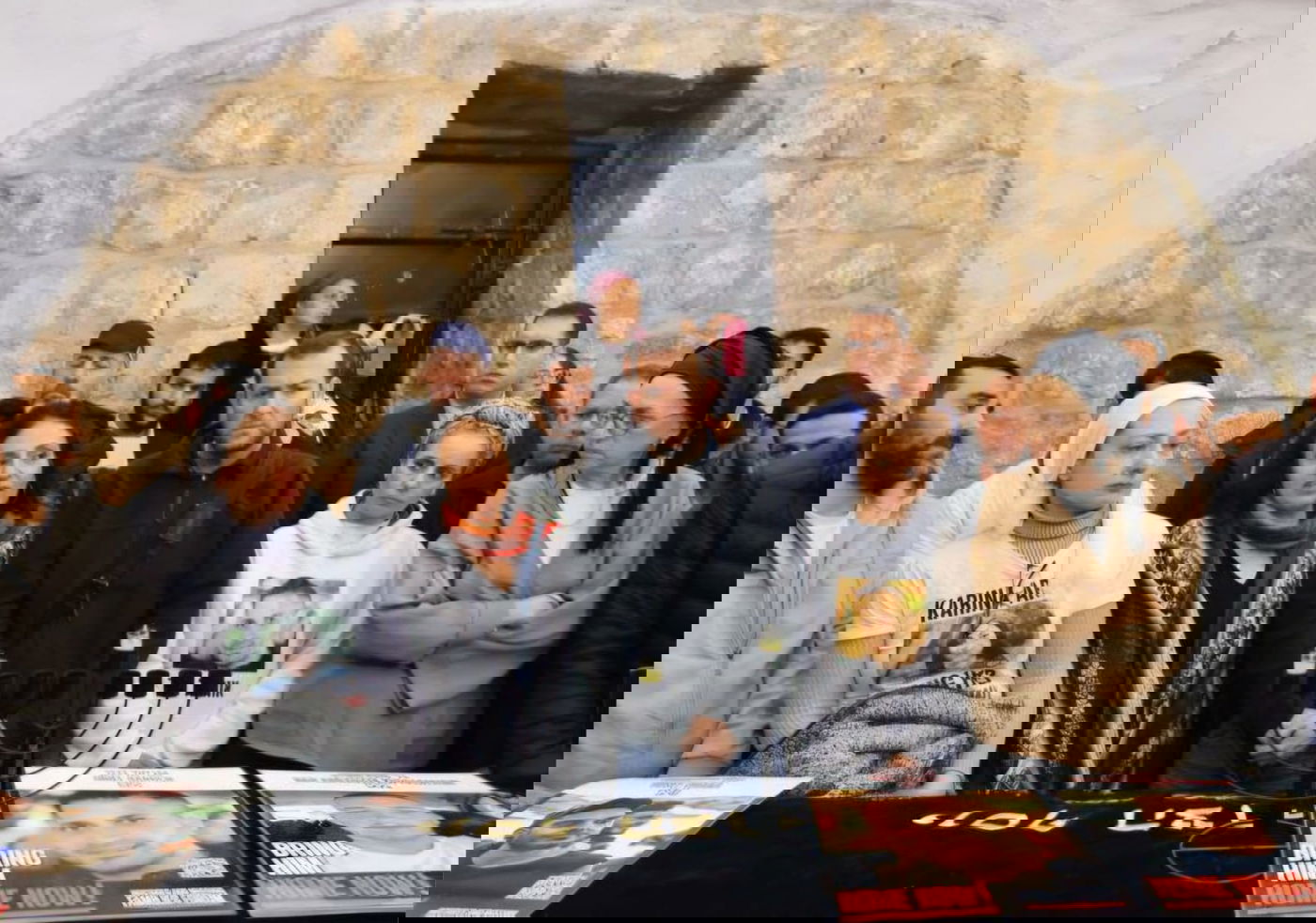 דגן ומשפחות החטופים בקבר יוסף