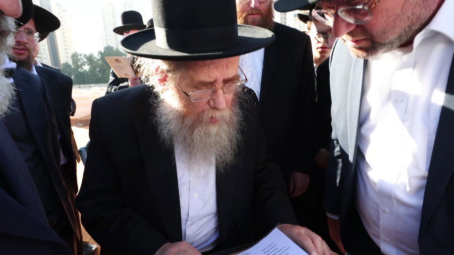 מעמד תפילה מיוחד על ציונו של הגראי"ל שטיינמן: "מקים מערך כשרות המקוואות..."