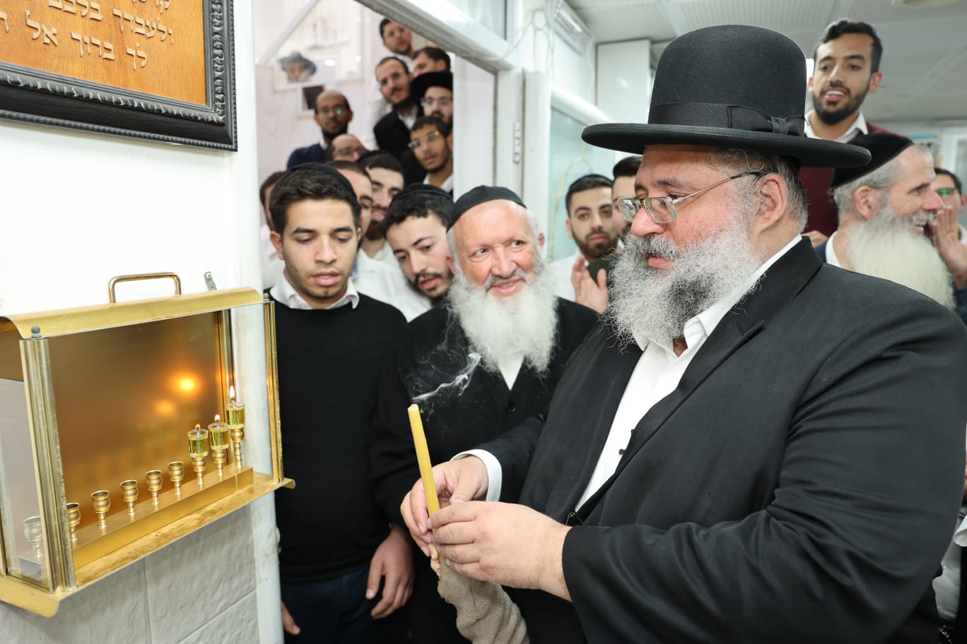 הגאון רבי חיים יוסף דוד אברג'ל בהדלקת נרות חנוכה