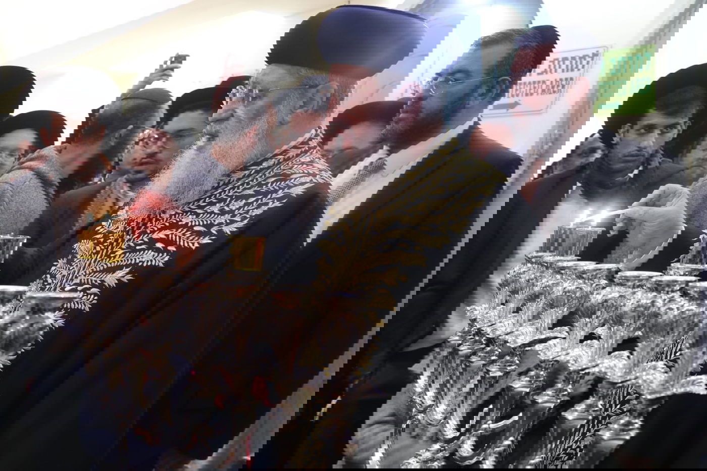 הרשל"צ הגאון רבי דוד יוסף בהדלקת נרות חנוכה 