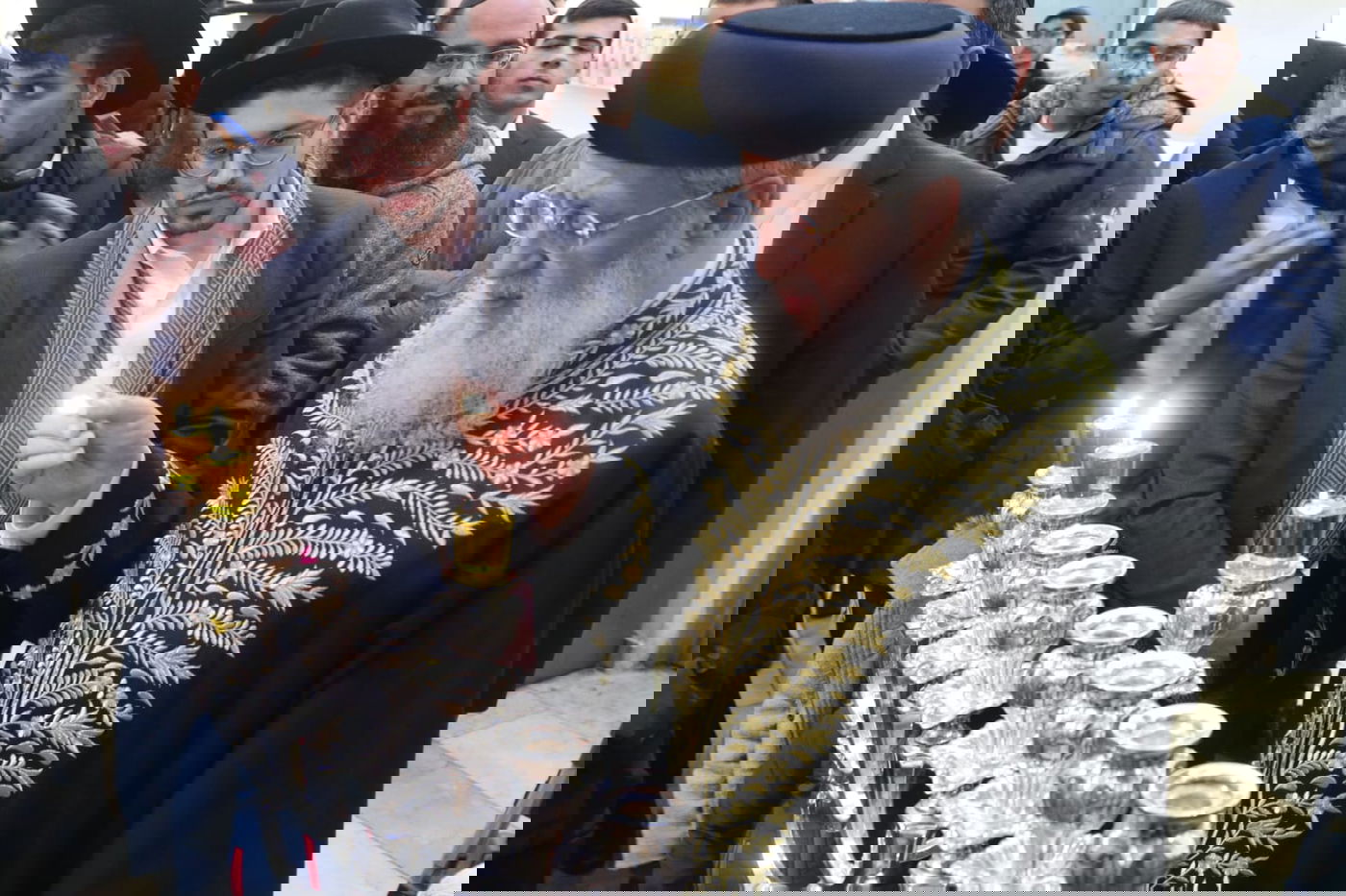 הרשל"צ הגאון רבי דוד יוסף בהדלקת נרות חנוכה 