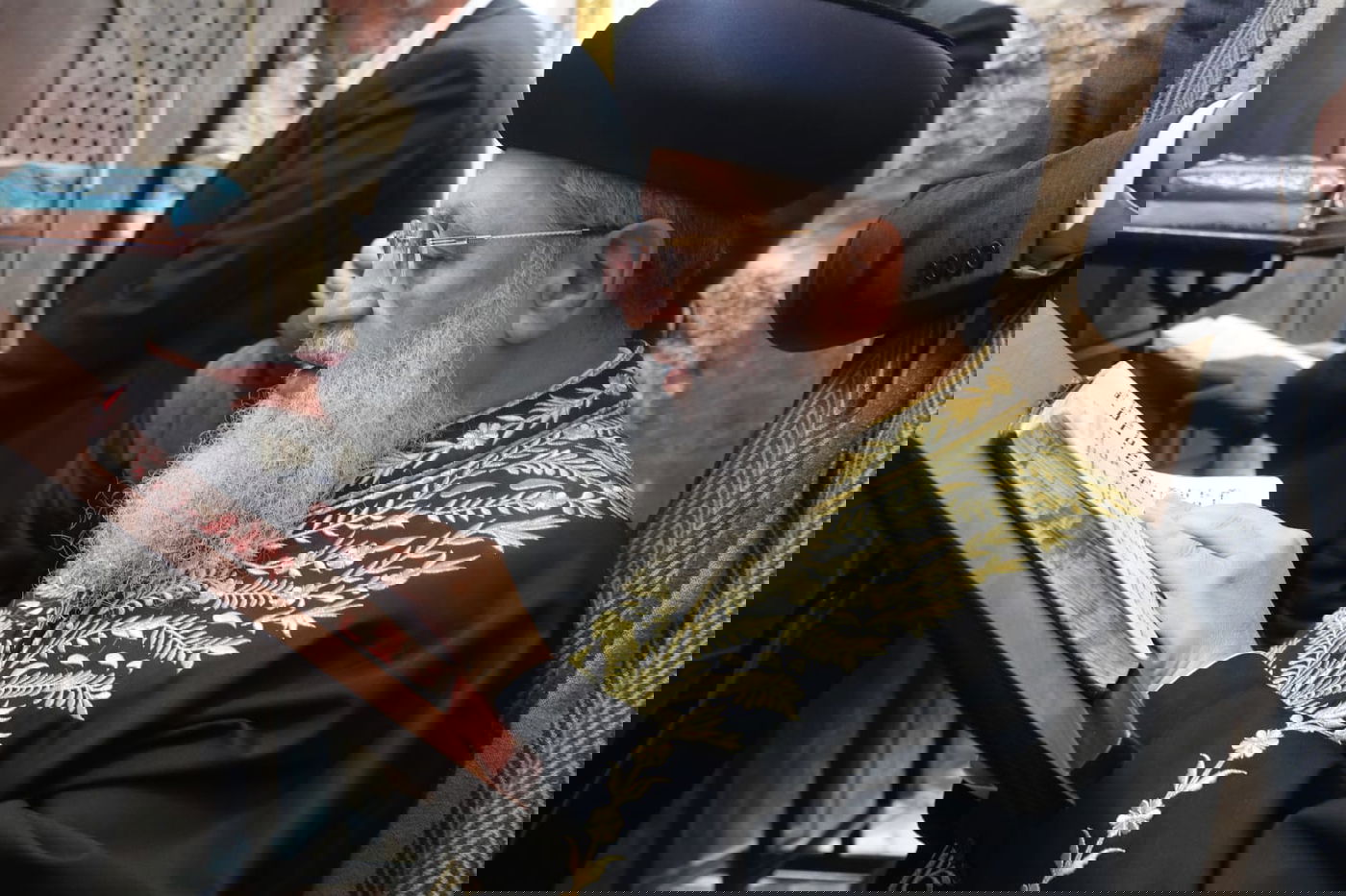 הרשל"צ הגאון רבי דוד יוסף בהדלקת נרות חנוכה 