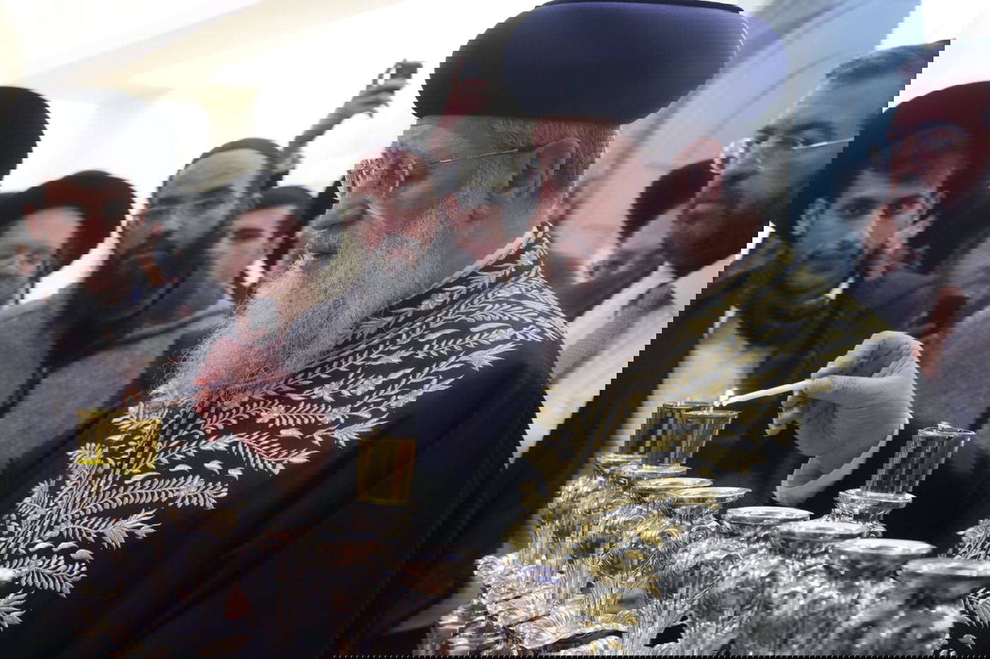 הרשל"צ הגאון רבי דוד יוסף בהדלקת נרות חנוכה 