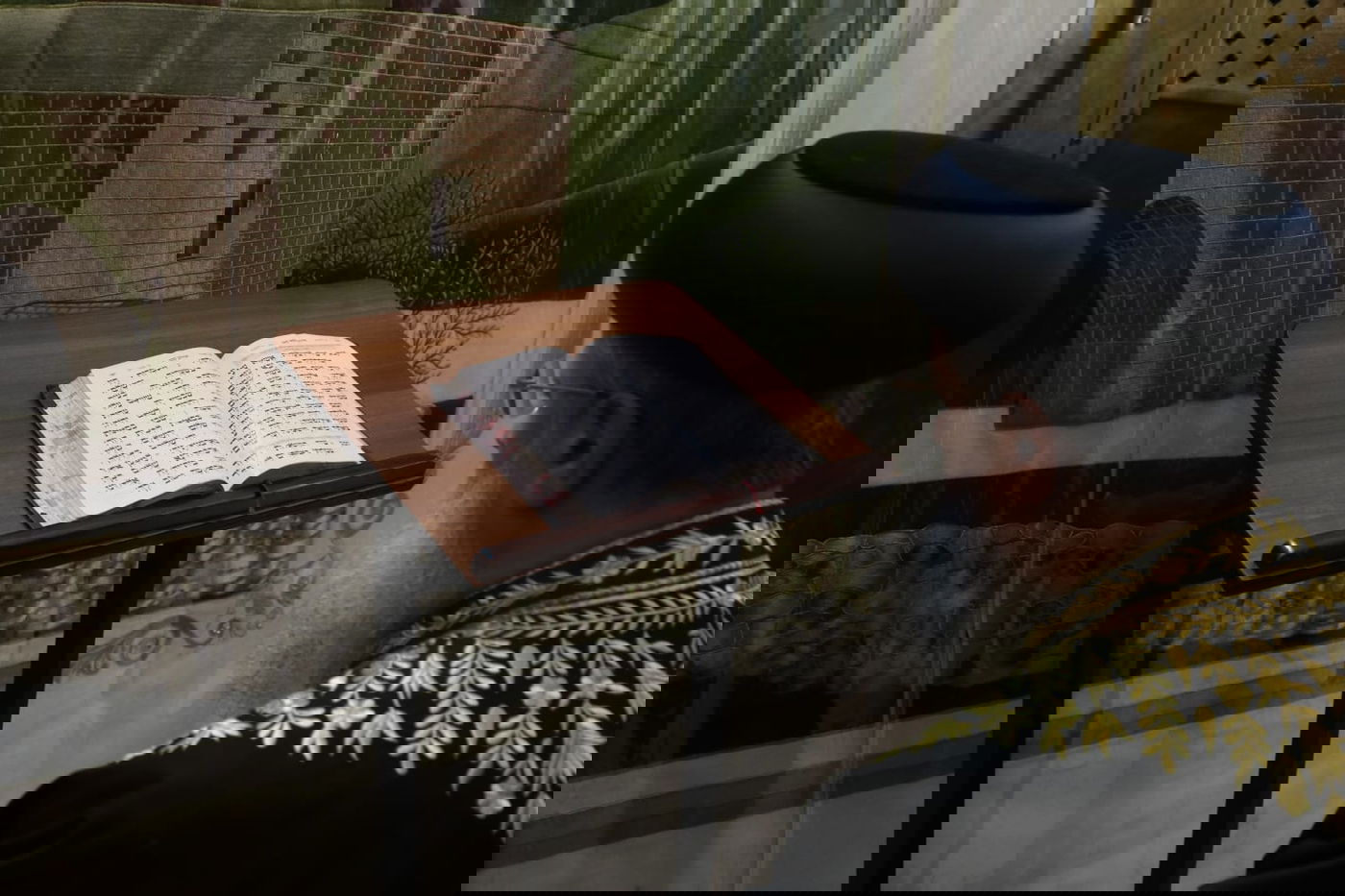 הרשל"צ הגאון רבי דוד יוסף בהדלקת נרות חנוכה 