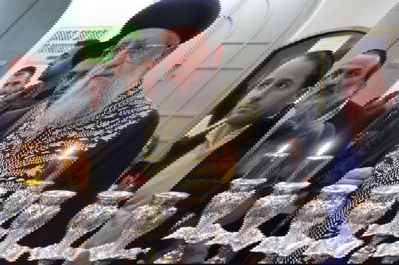 הרשל"צ הגאון רבי דוד יוסף בהדלקת נרות חנוכה 