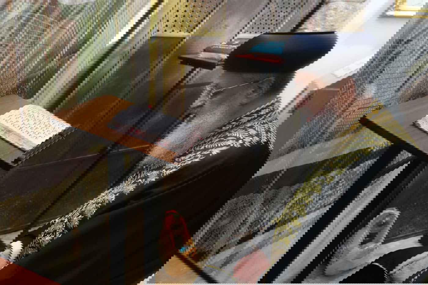 הרשל"צ הגאון רבי דוד יוסף בהדלקת נרות חנוכה 