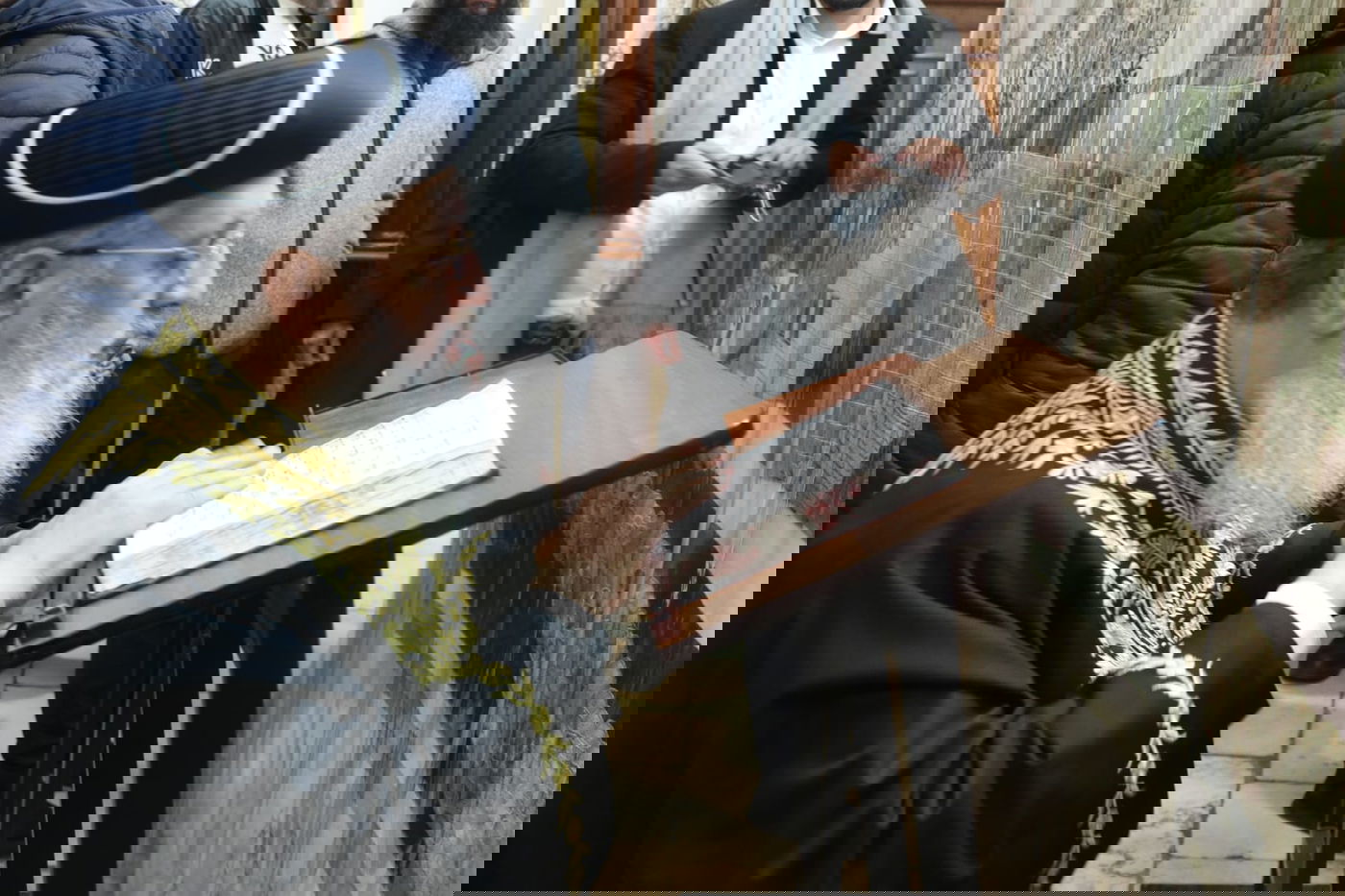 הרשל"צ הגאון רבי דוד יוסף בהדלקת נרות חנוכה 