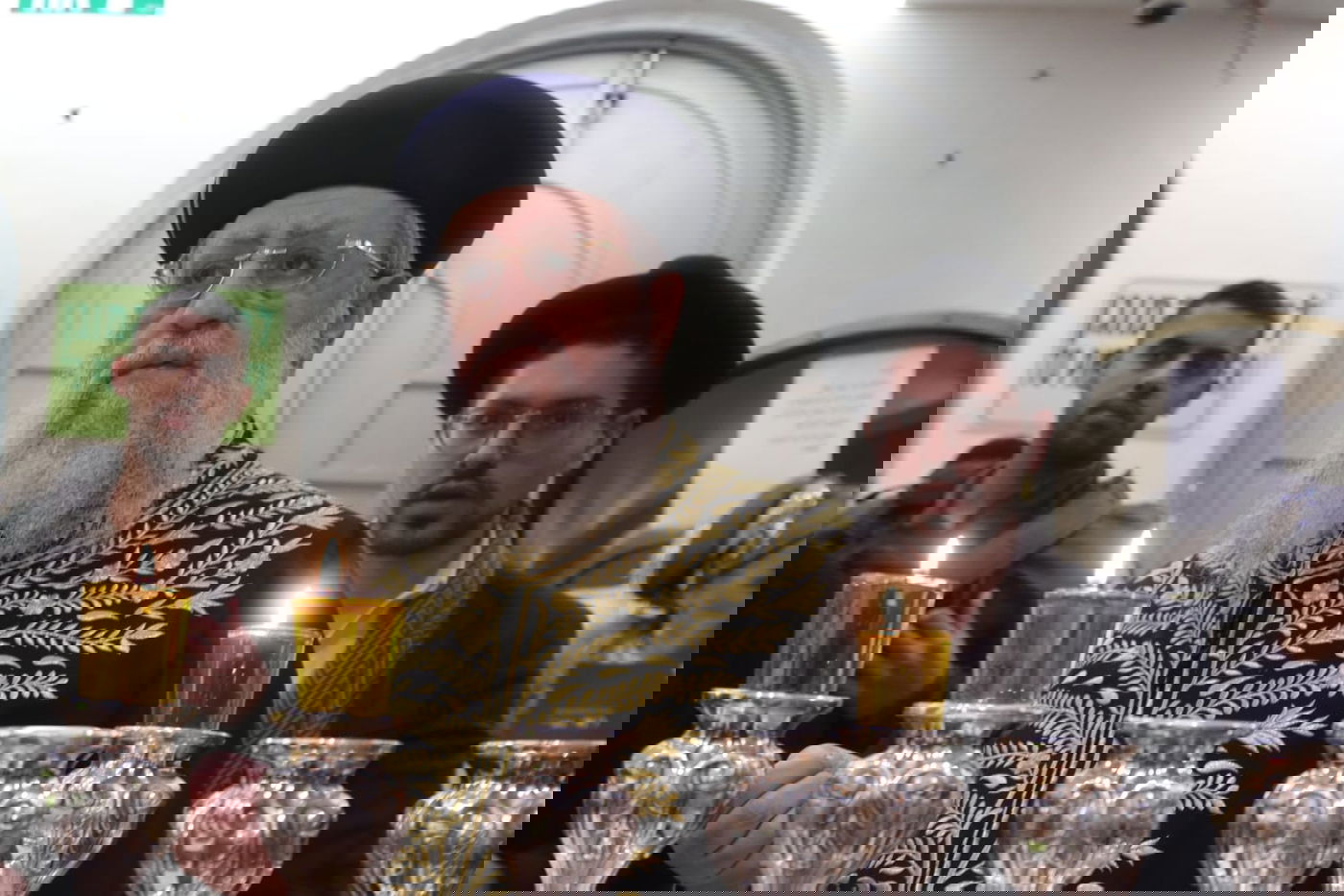 הרשל"צ הגאון רבי דוד יוסף בהדלקת נרות חנוכה 