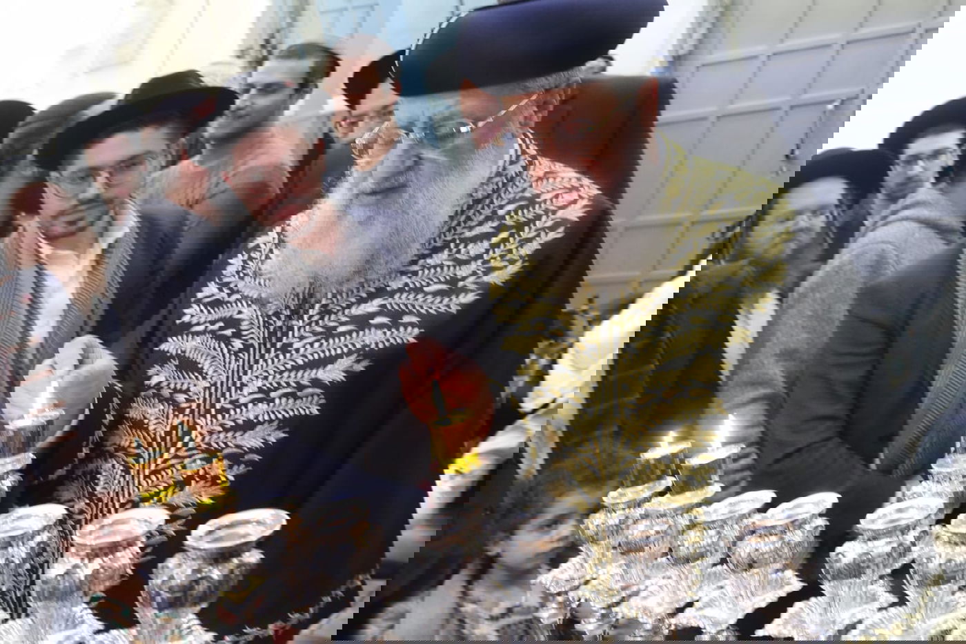 הרשל"צ הגאון רבי דוד יוסף בהדלקת נרות חנוכה 