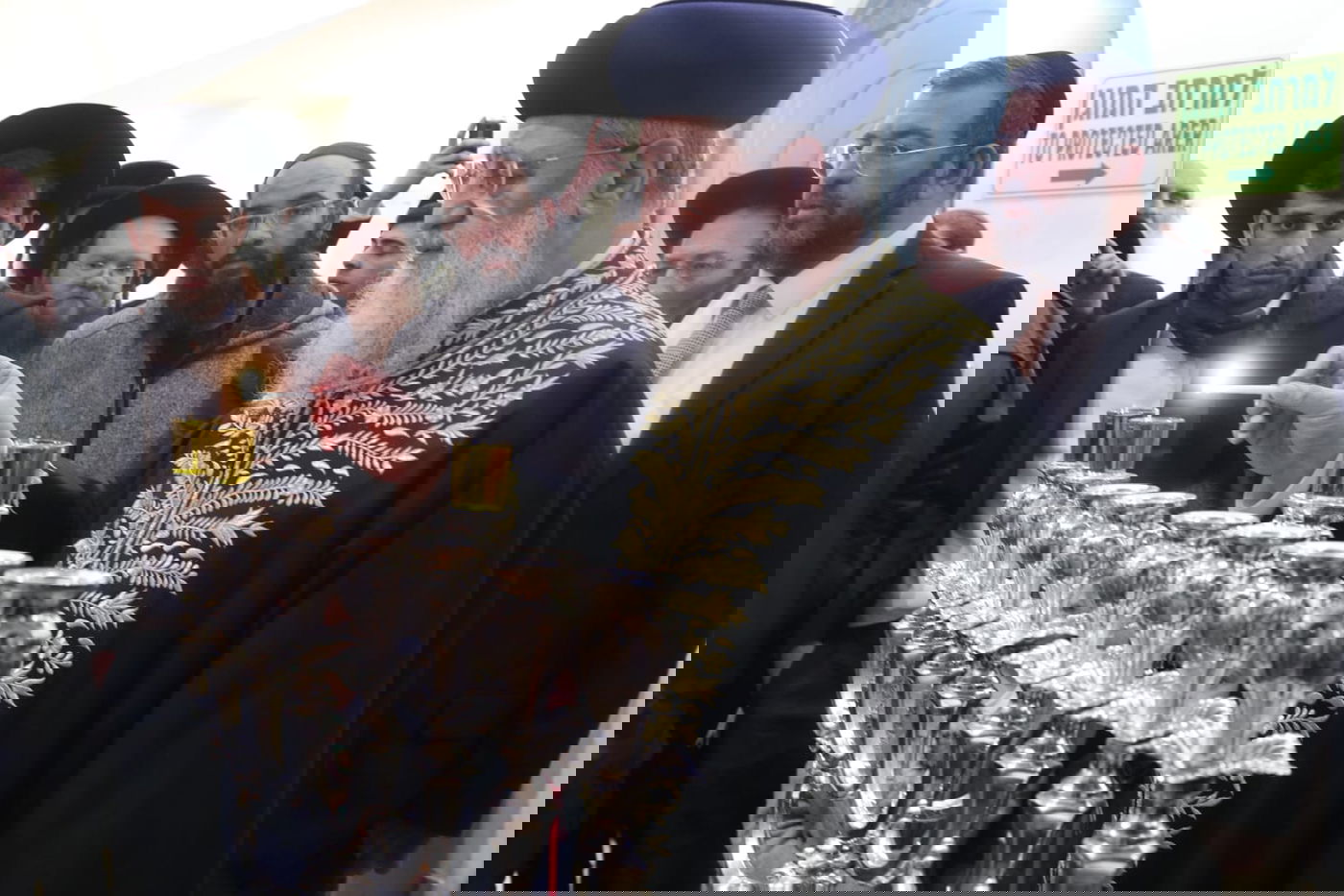 הרשל"צ הגאון רבי דוד יוסף בהדלקת נרות חנוכה 