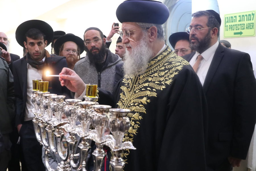 הרשל"צ הגאון רבי דוד יוסף בהדלקת נרות חנוכה