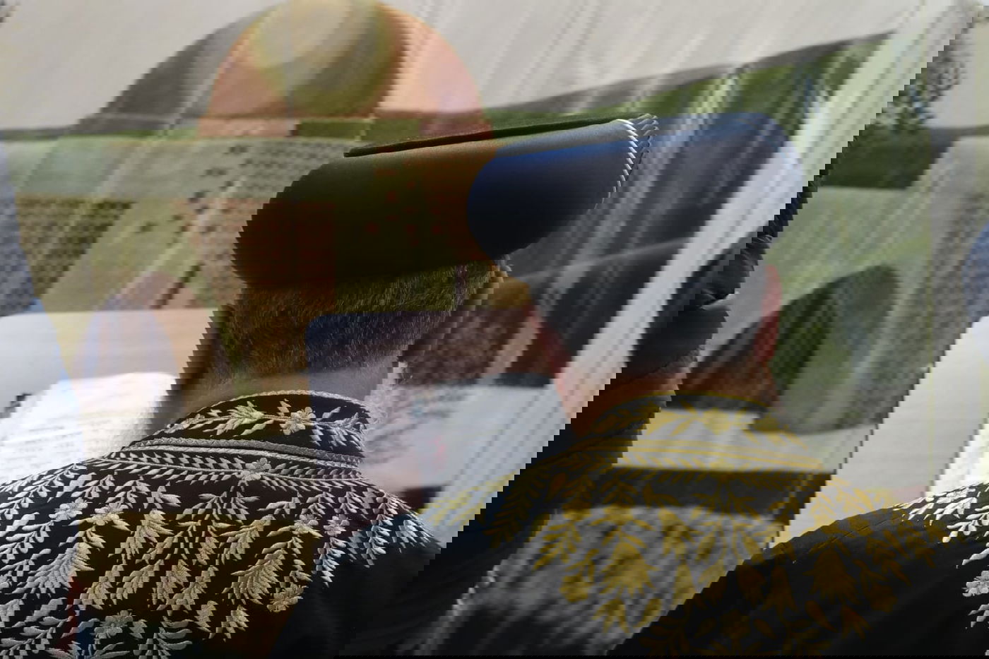 הרשל"צ הגאון רבי דוד יוסף בהדלקת נרות חנוכה 