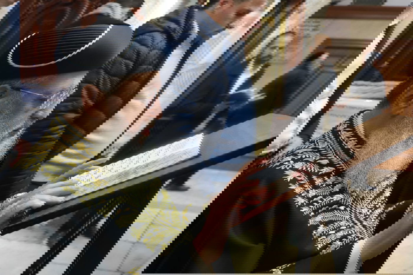 הרשל"צ הגאון רבי דוד יוסף בהדלקת נרות חנוכה 