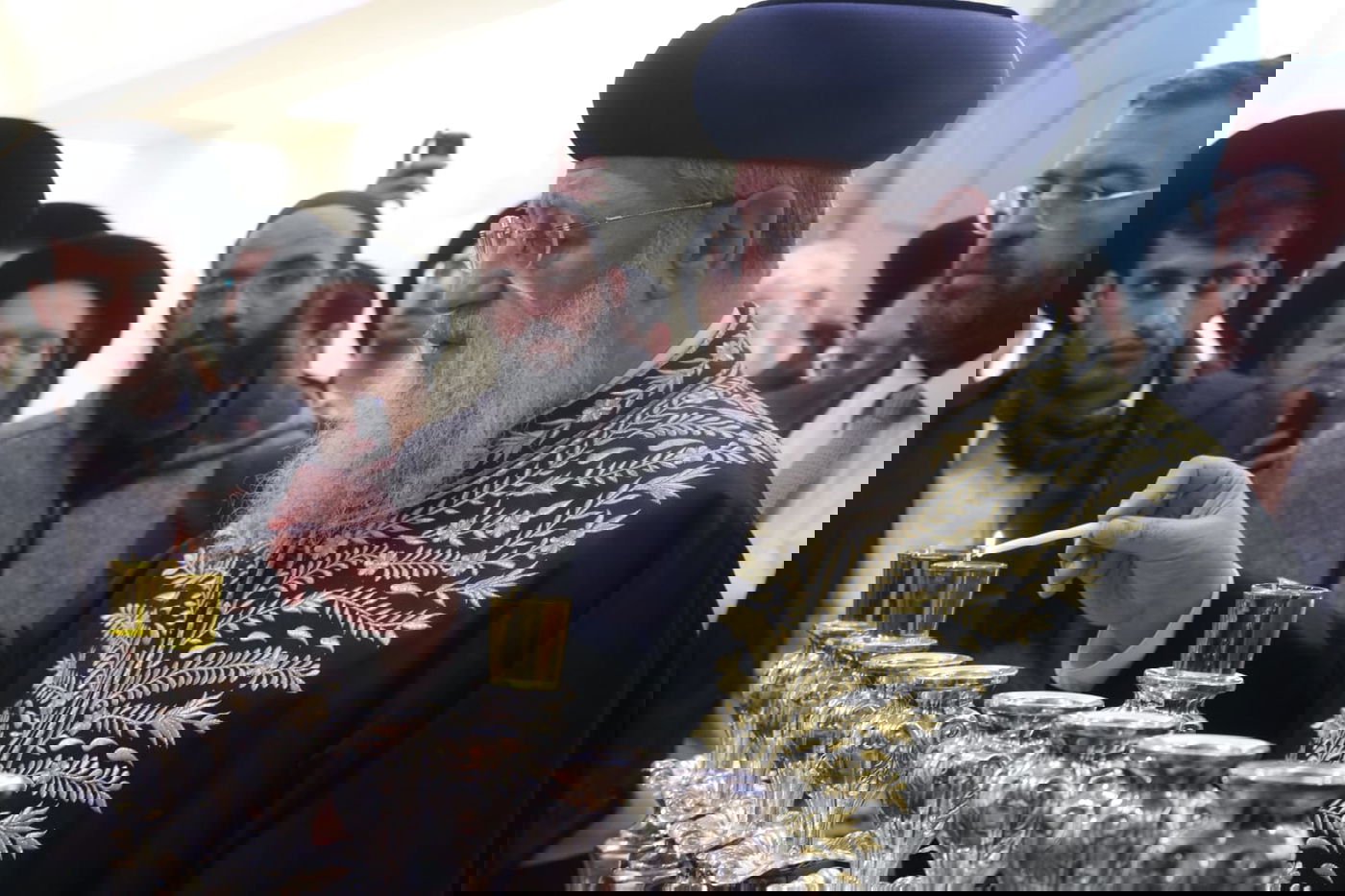 הרשל"צ הגאון רבי דוד יוסף בהדלקת נרות חנוכה 