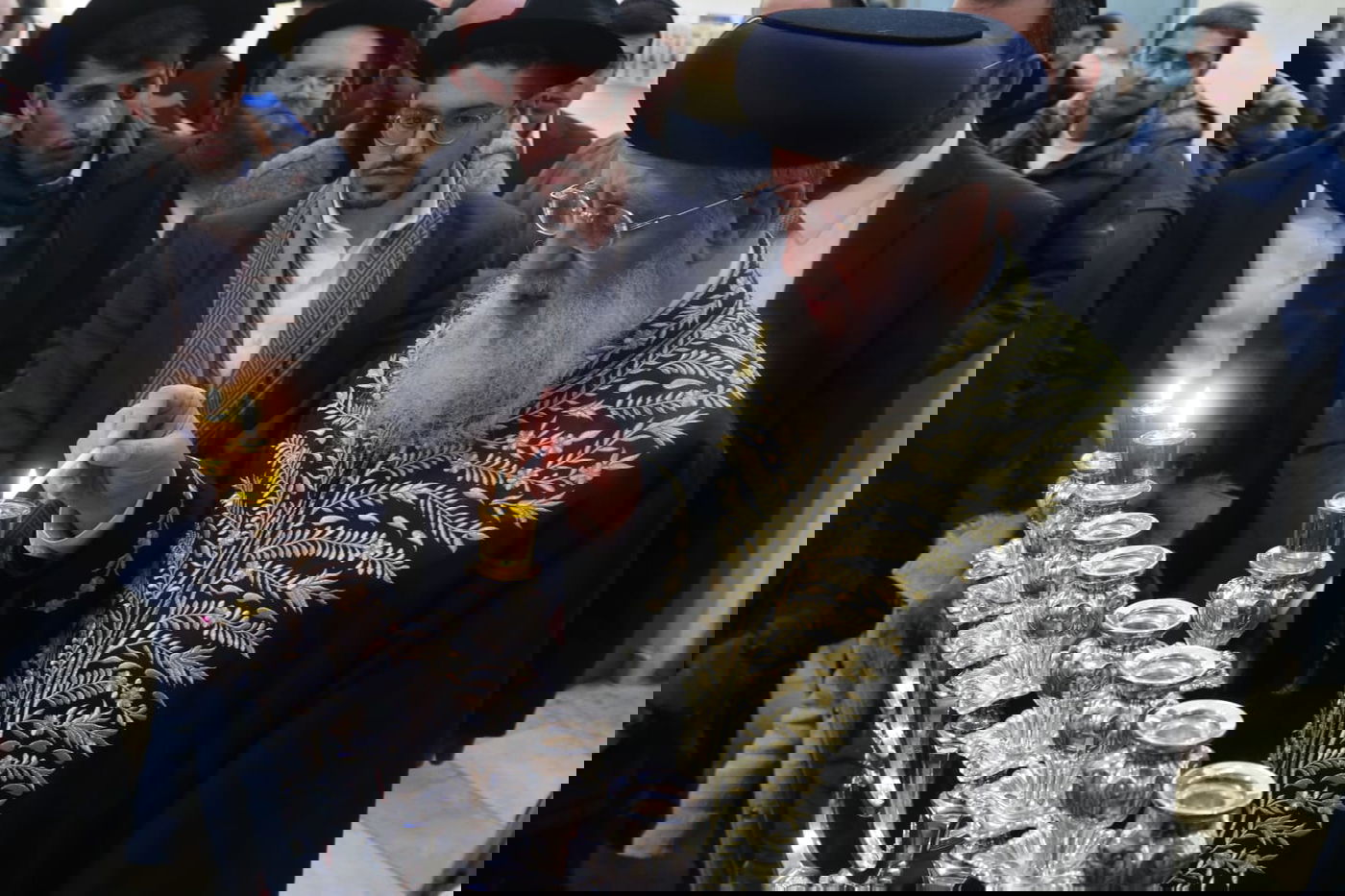 הרשל"צ הגאון רבי דוד יוסף בהדלקת נרות חנוכה 