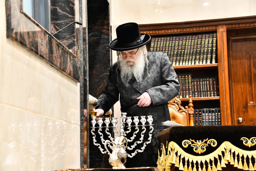 האדמו"ר מדארג בהדלקת נרות חנוכה
