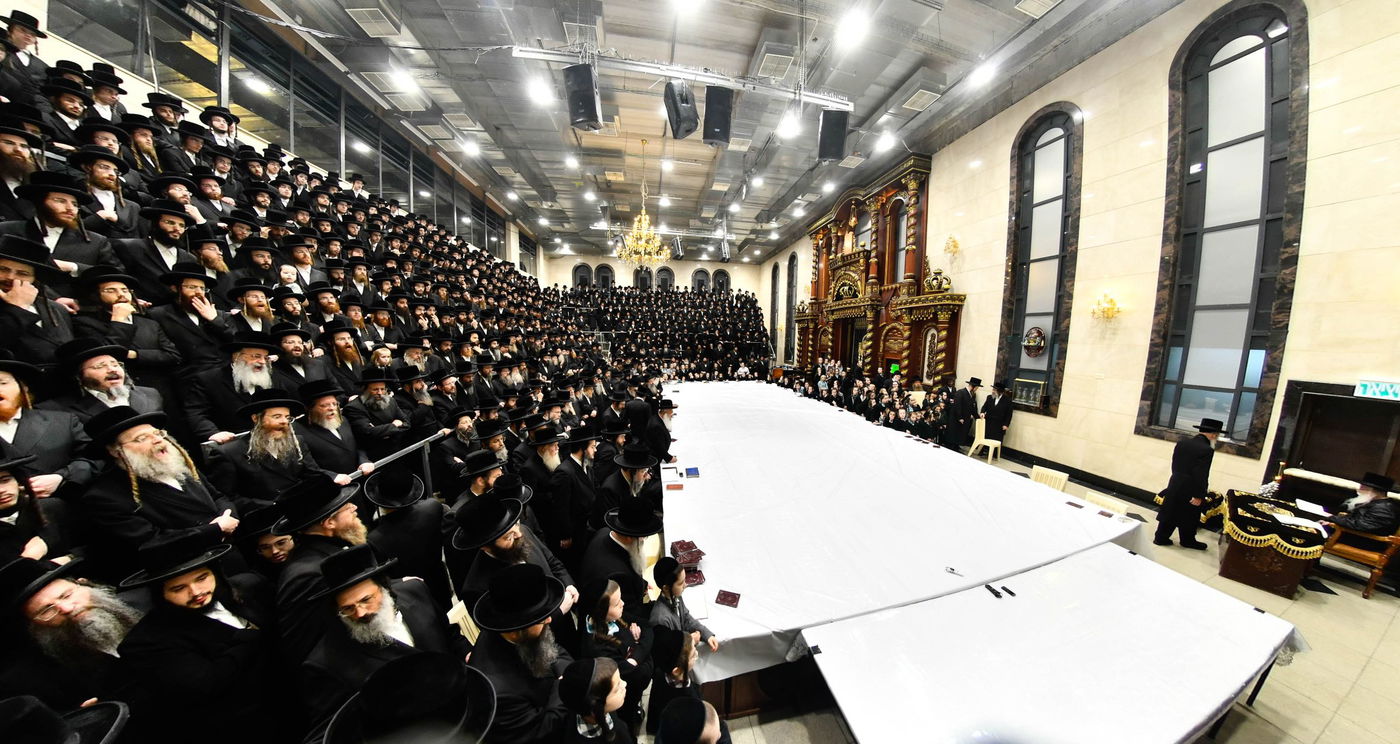 האדמו"ר מדארג בהדלקת נרות חנוכה 