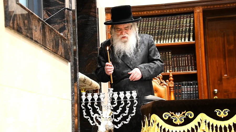 האדמו"ר מדארג בהדלקת נרות חנוכה 