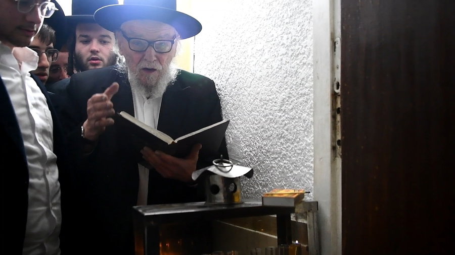 הגאון רבי משה הלל הירש בהדלקת נרות חנוכה 