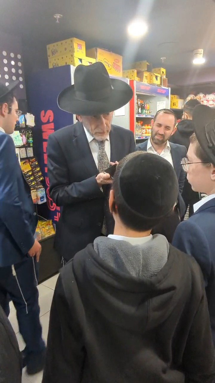 אורי מקלב בפעולה