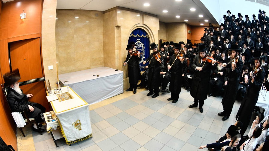 האדמו"ר מנדבורנה בהדלקת נרות חנוכה