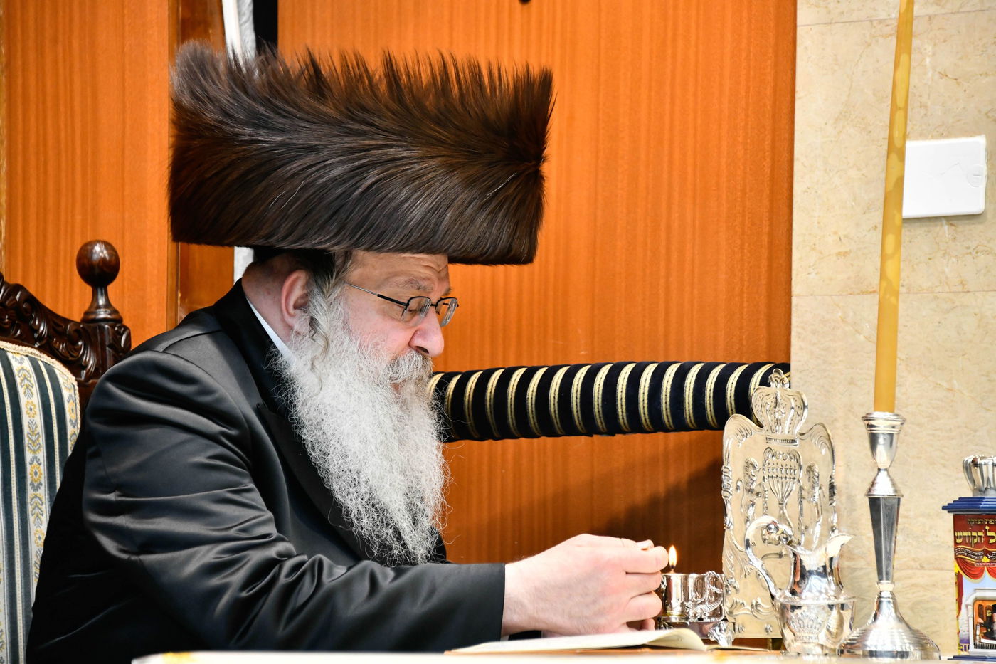 האדמו"ר מנדבורנה בהדלקת נרות חנוכה 