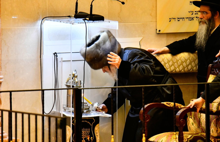 האדמו"ר מויז'ניץ בהדלקת נרות חנוכה