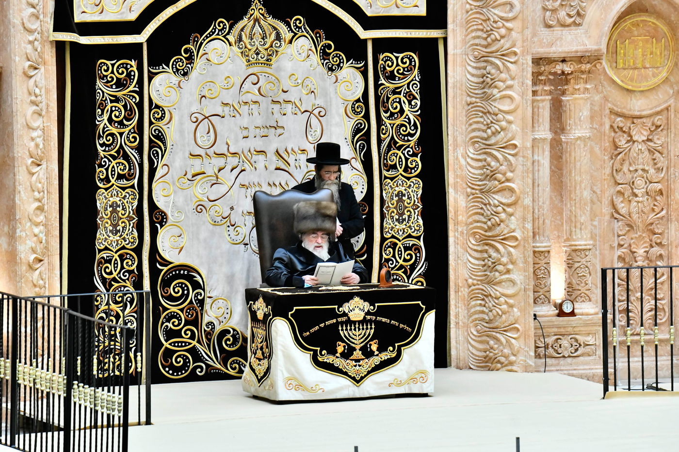 האדמו"ר מויז'ניץ בהדלקת נרות חנוכה 