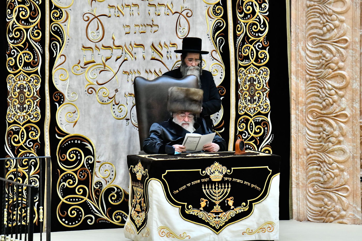 האדמו"ר מויז'ניץ בהדלקת נרות חנוכה 