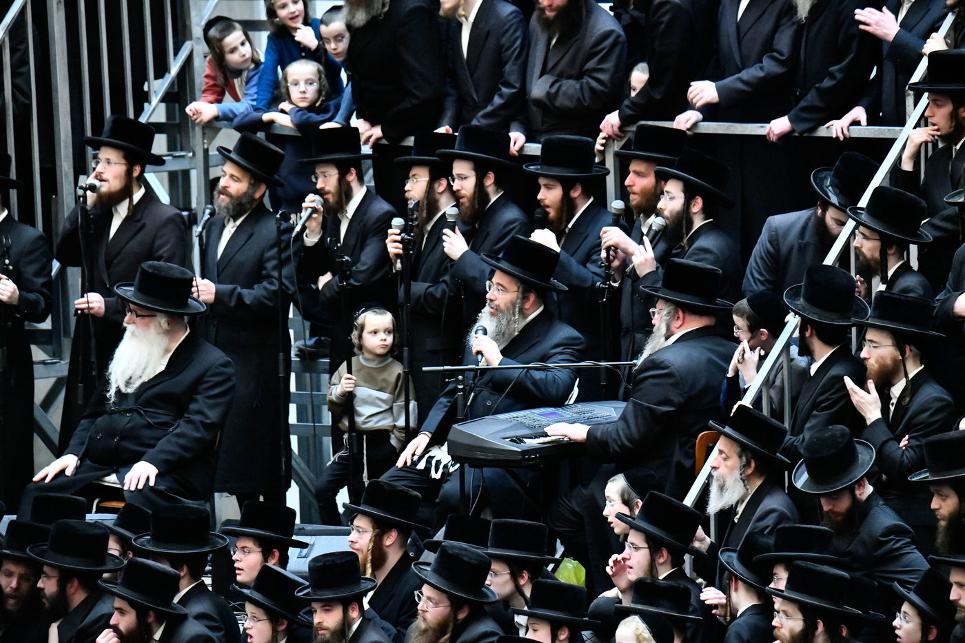 האדמו"ר מויז'ניץ בהדלקת נרות חנוכה 