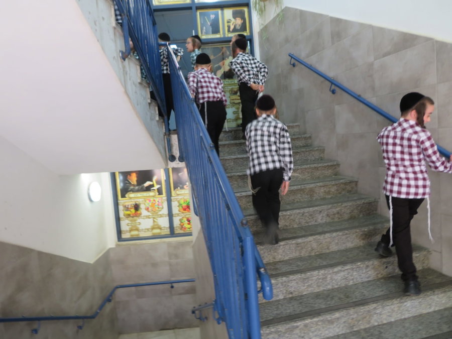 ילדי באיאן בתלמוד התורה לבושים בלבוש היחודי