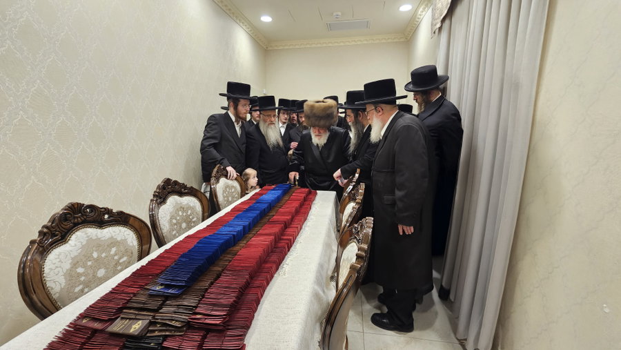 האדמו"ר מויז'ניץ מברך את המעות חנוכה