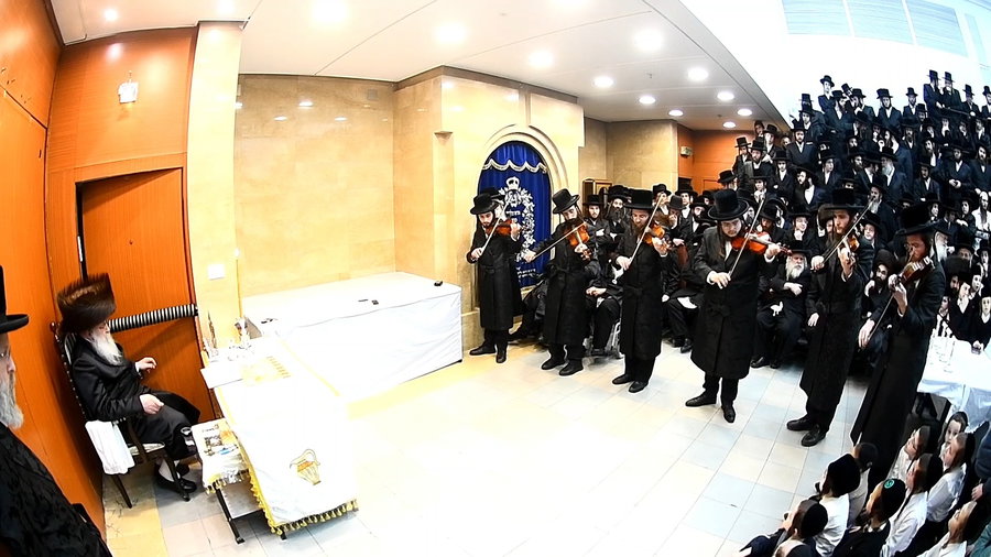 האדמו"ר מנדבורנה בהדלקת נרות חנוכה