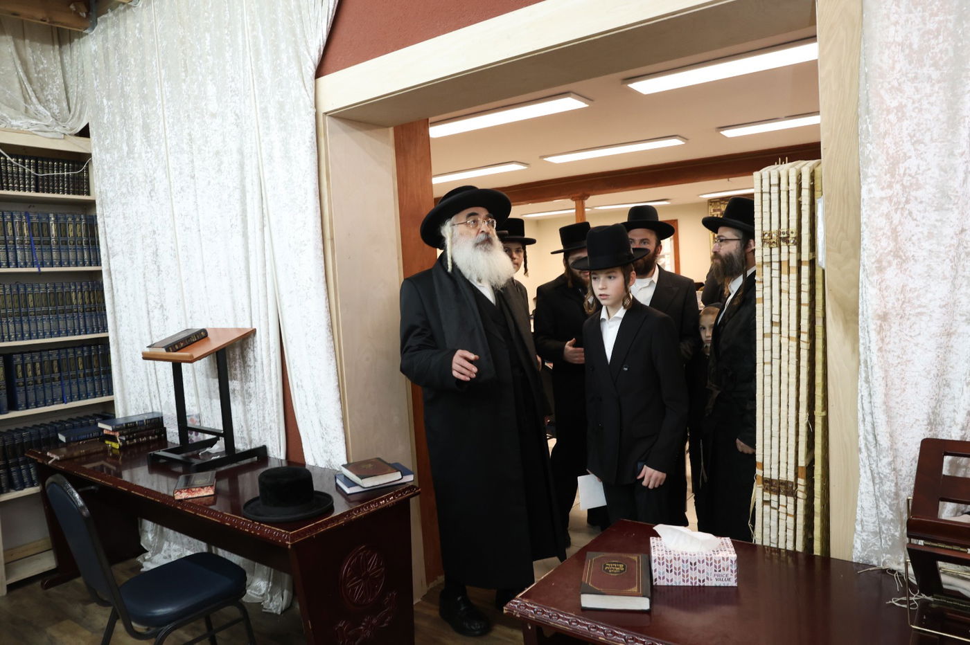 האדמו"ר מדושינסקיא בביקור בסטען אלייענד