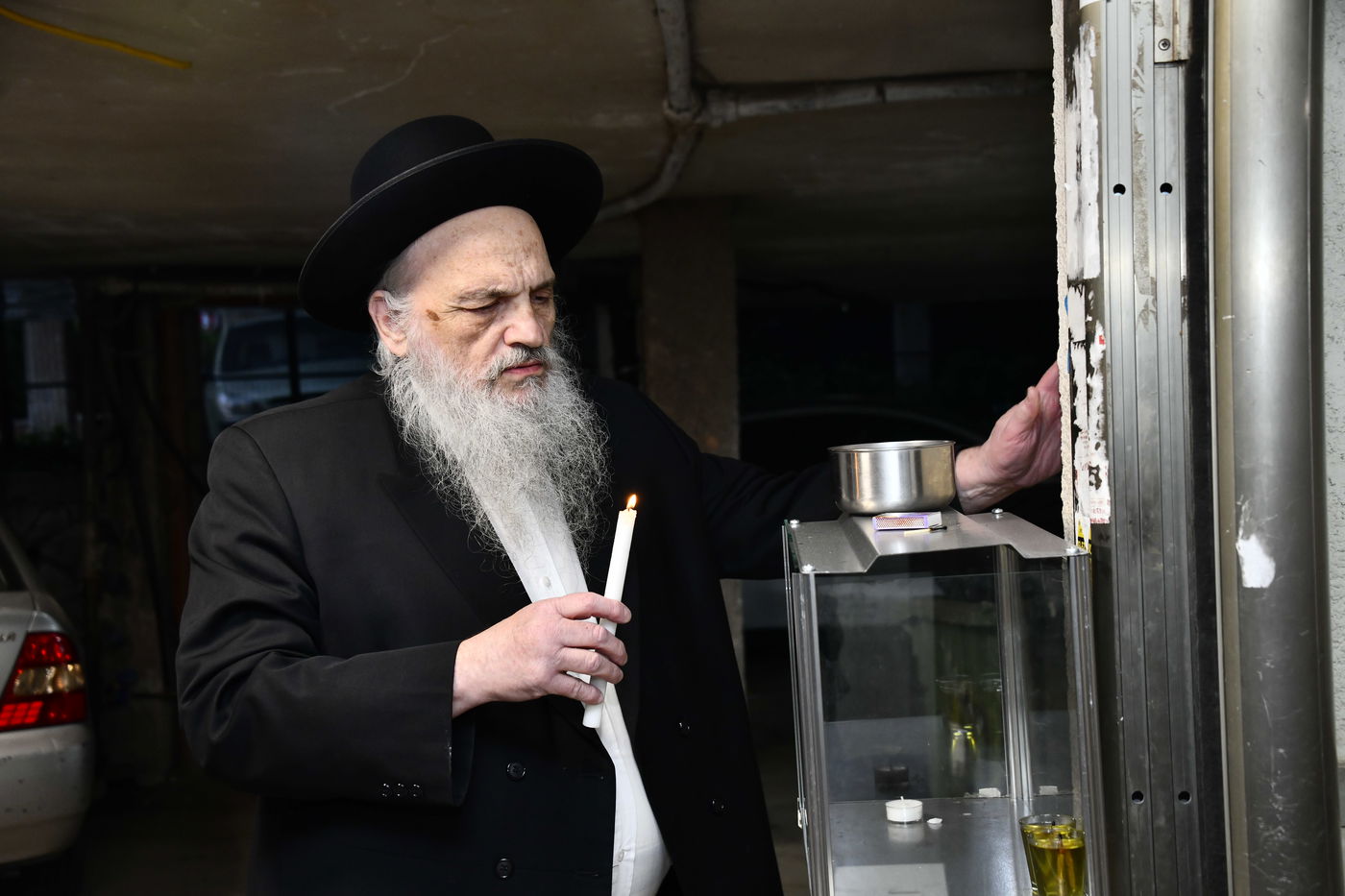 הגאון רבי חיים פיינשטיין בהדלקת נרות חנוכה