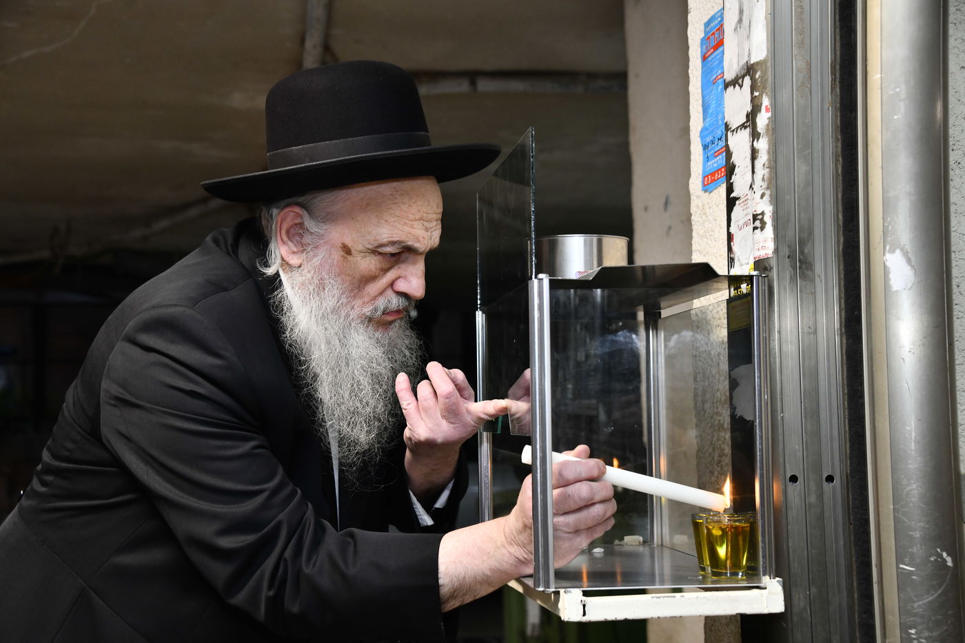 הגאון רבי חיים פיינשטיין בהדלקת נרות חנוכה